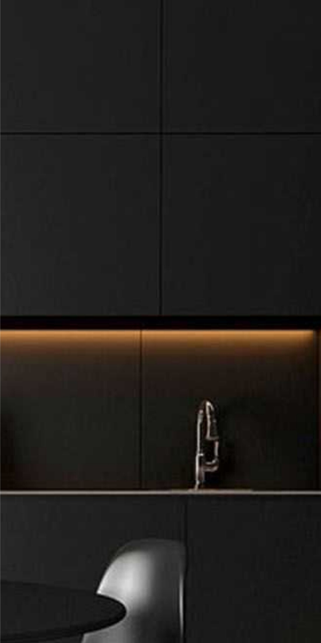 Cocina moderna oscura con interruptor ION Style negro — diseño contemporáneo