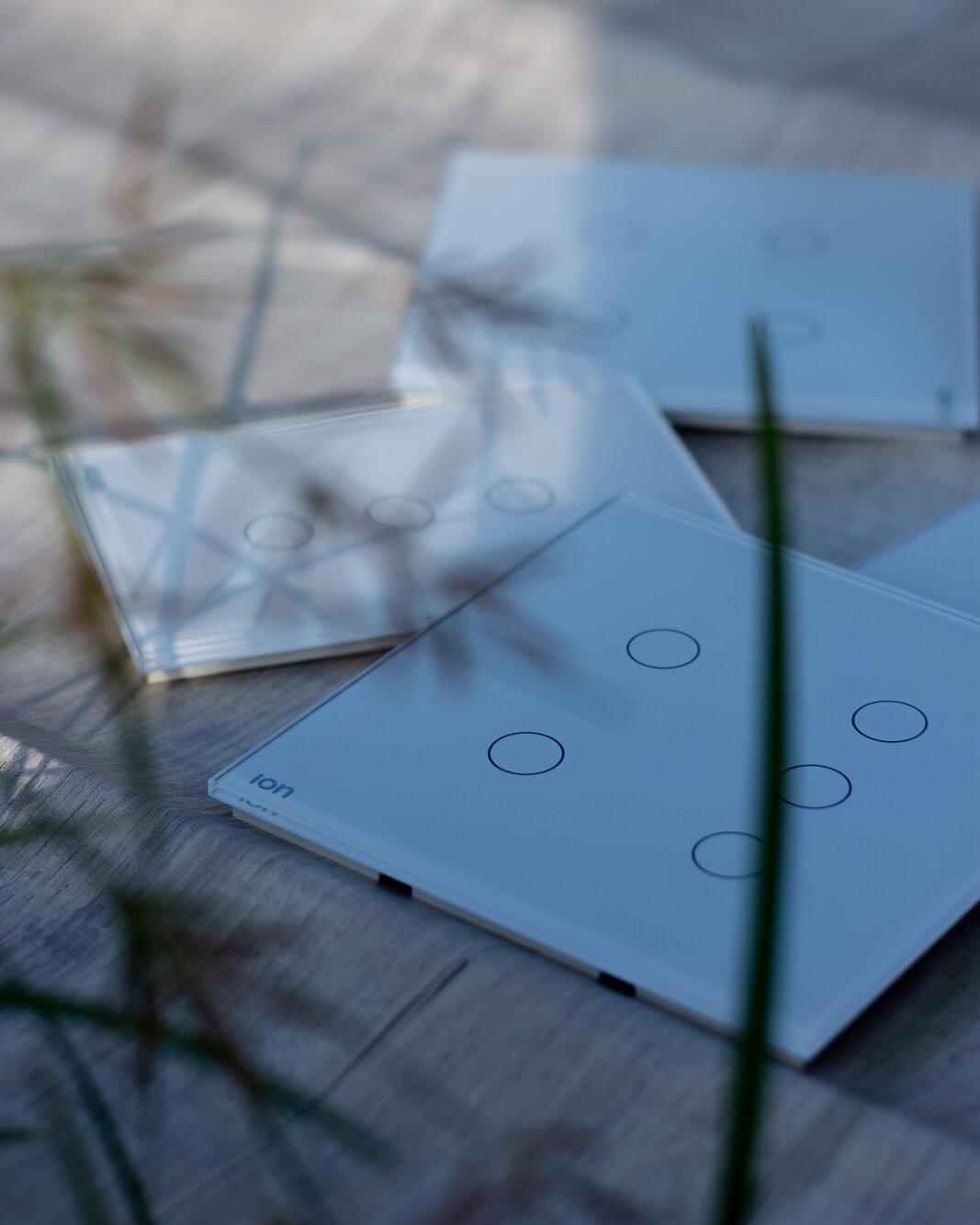 Interruptores ION Glass blancos en superficie exterior — fotografía artística de producto